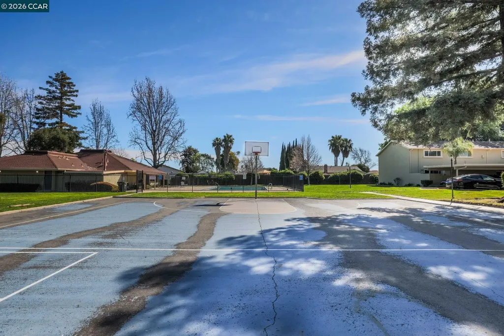 61 Meadowbrook Circle Pittsburg CA 94565