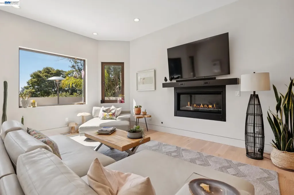 2588 Scout Road Oakland CA 94611