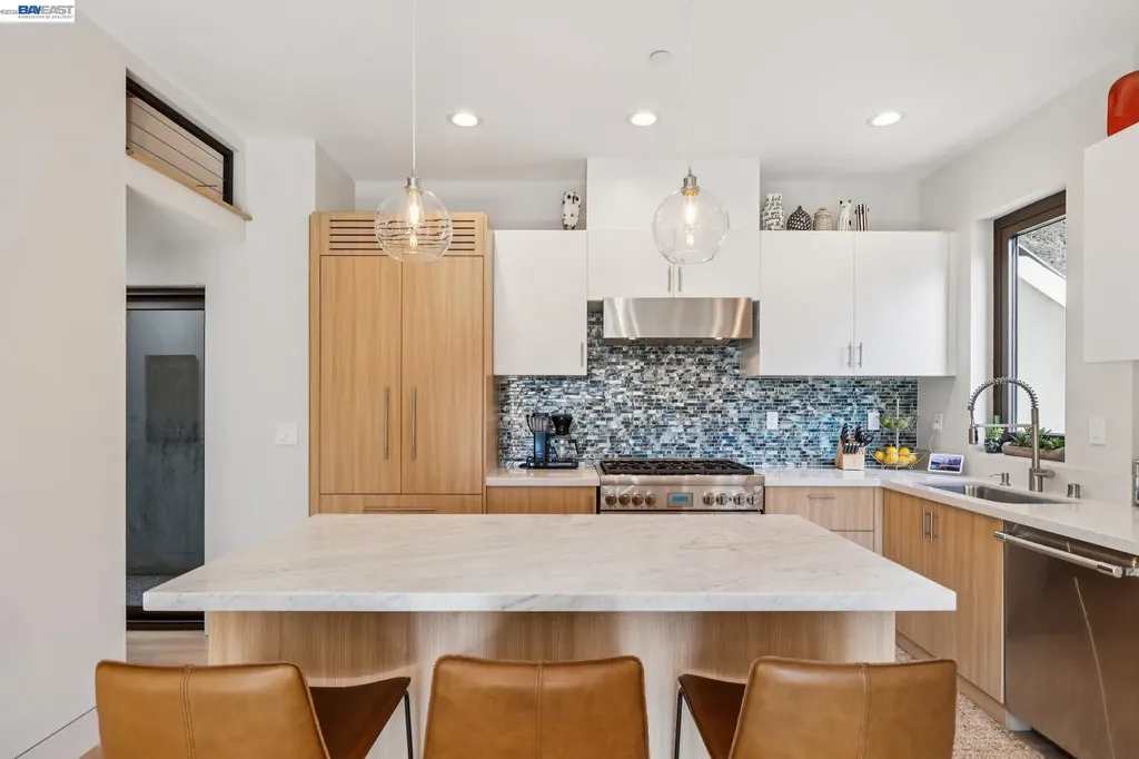 2588 Scout Road Oakland CA 94611
