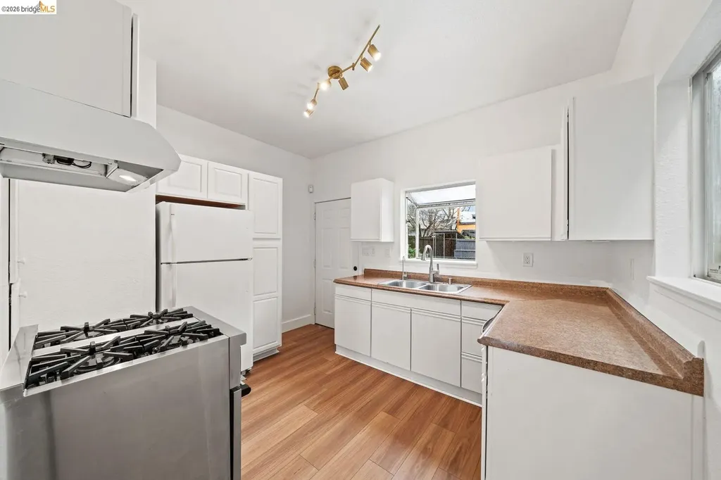 5812 Dover Street Oakland CA 94609