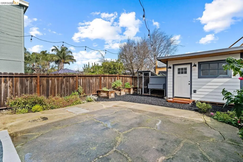 5812 Dover Street Oakland CA 94609