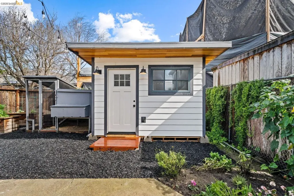 5812 Dover Street Oakland CA 94609