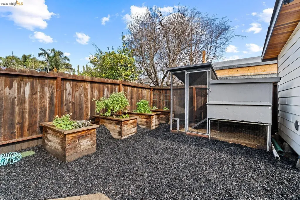 5812 Dover Street Oakland CA 94609
