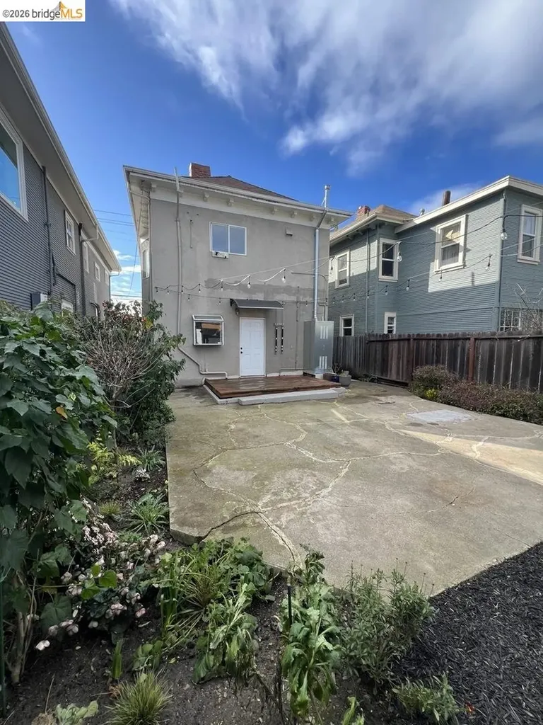 5812 Dover Street Oakland CA 94609