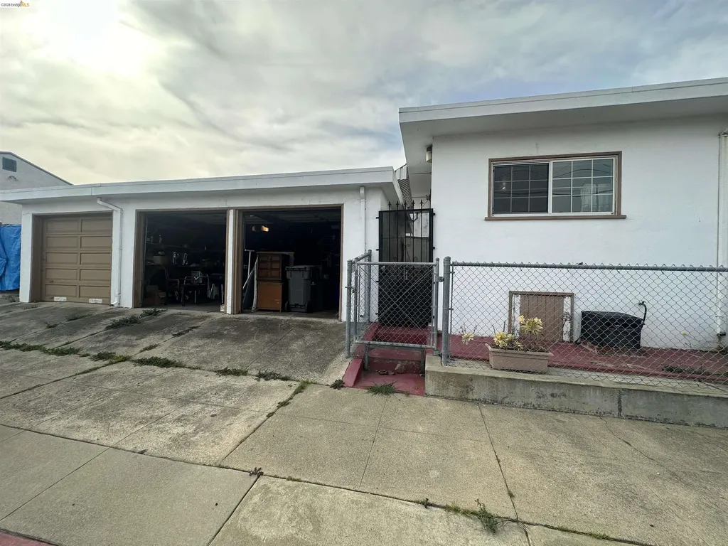 2050 102nd Avenue Oakland CA 94603