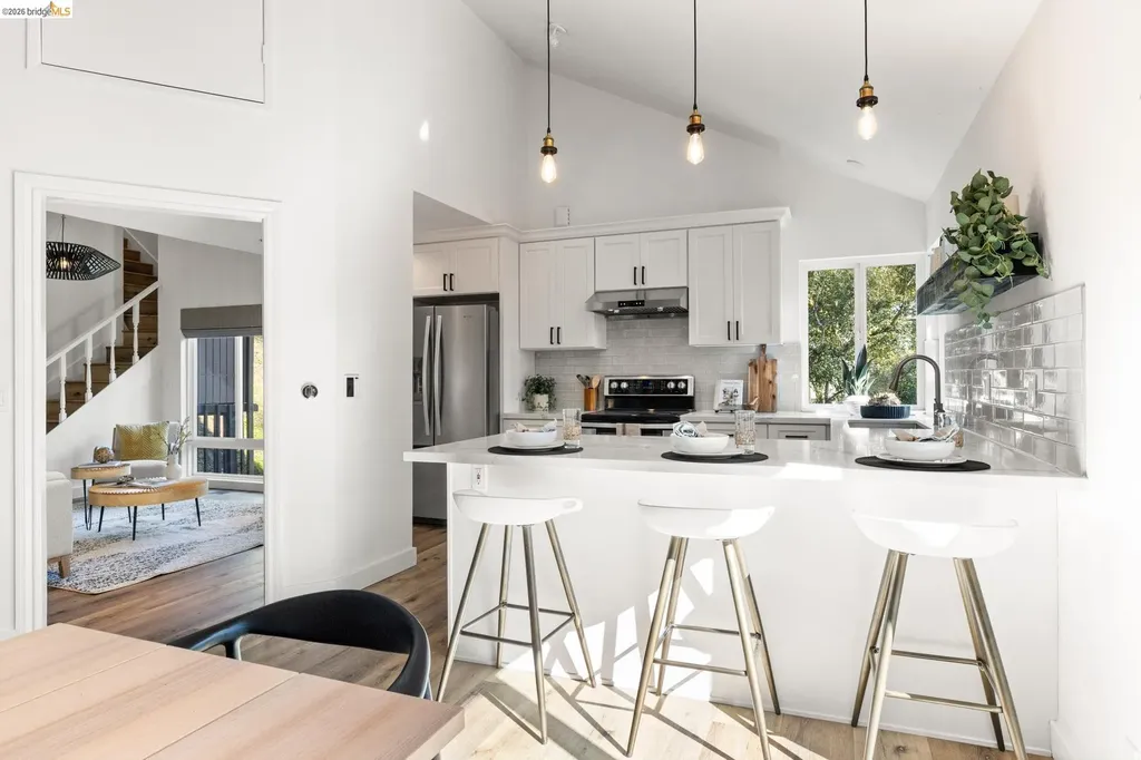 6931 Pinehaven Road Oakland CA 94611