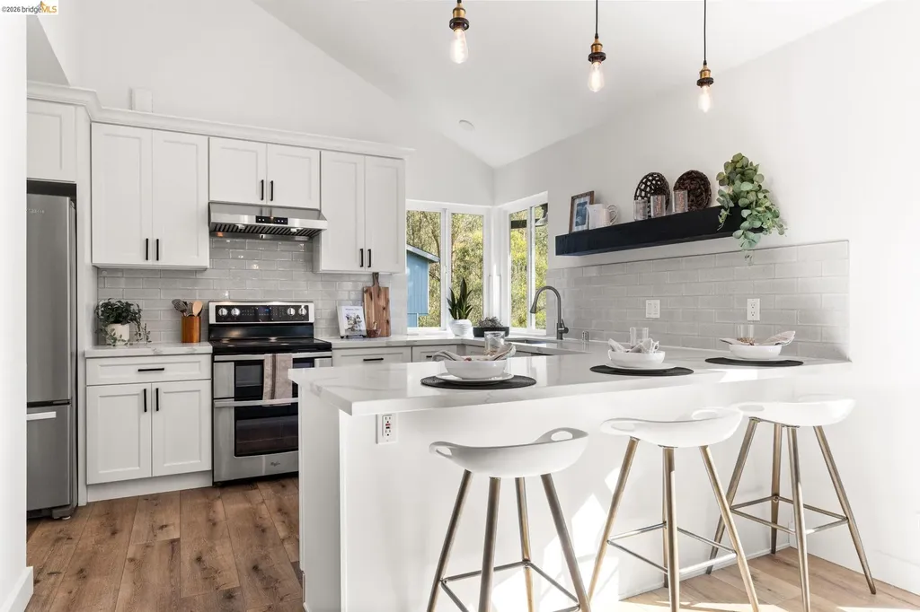 6931 Pinehaven Road Oakland CA 94611