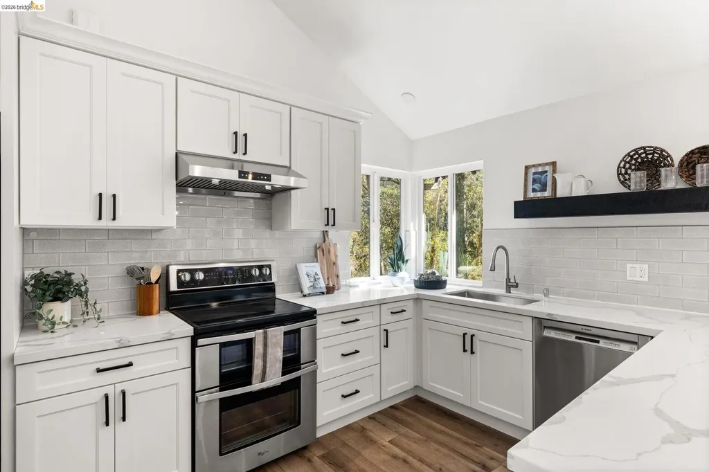 6931 Pinehaven Road Oakland CA 94611