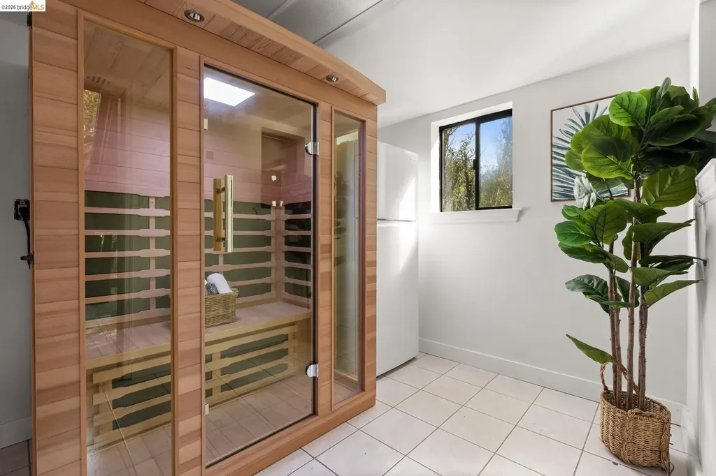 6931 Pinehaven Road Oakland CA 94611