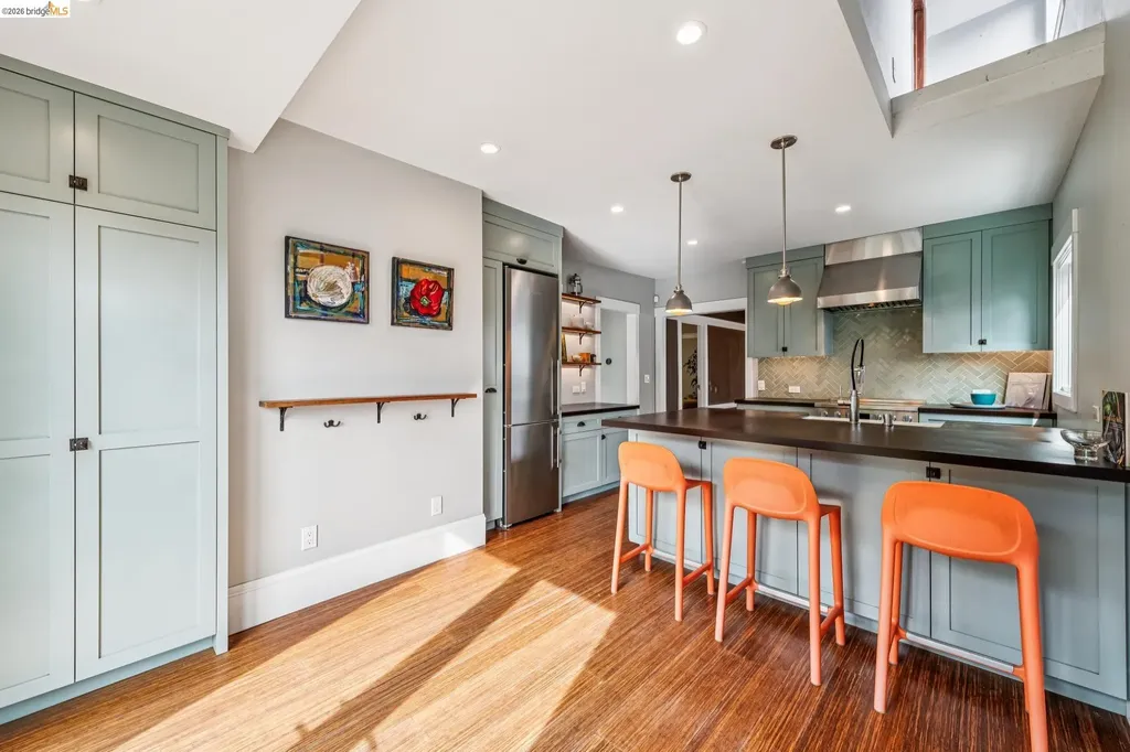 1066 Bayview Avenue Oakland CA 94610