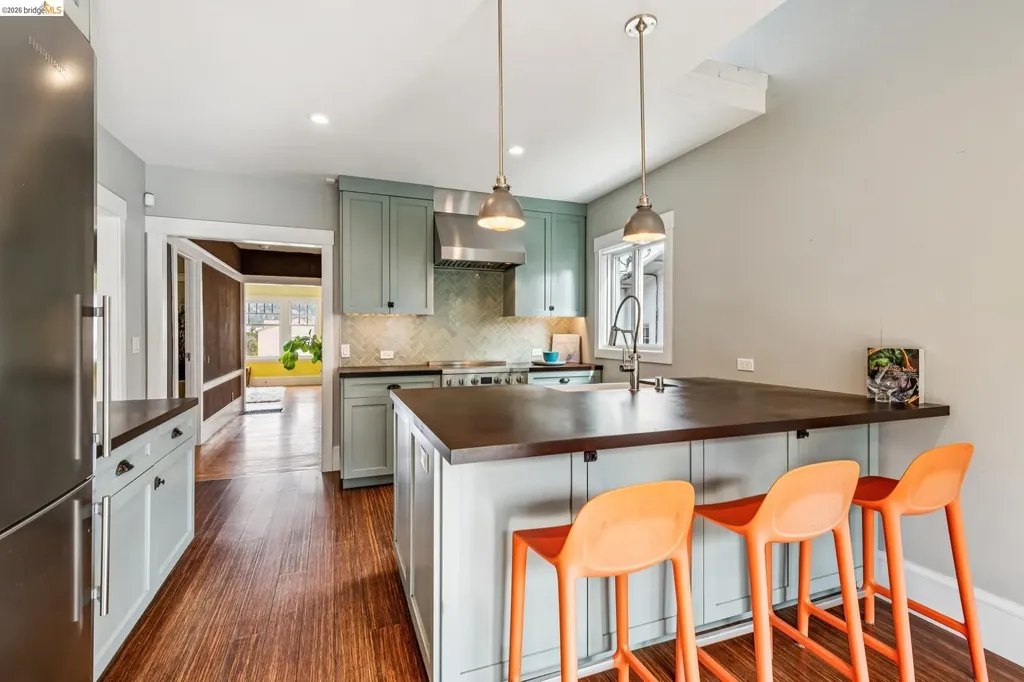 1066 Bayview Avenue Oakland CA 94610