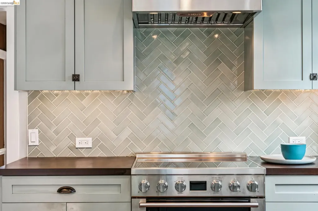 1066 Bayview Avenue Oakland CA 94610