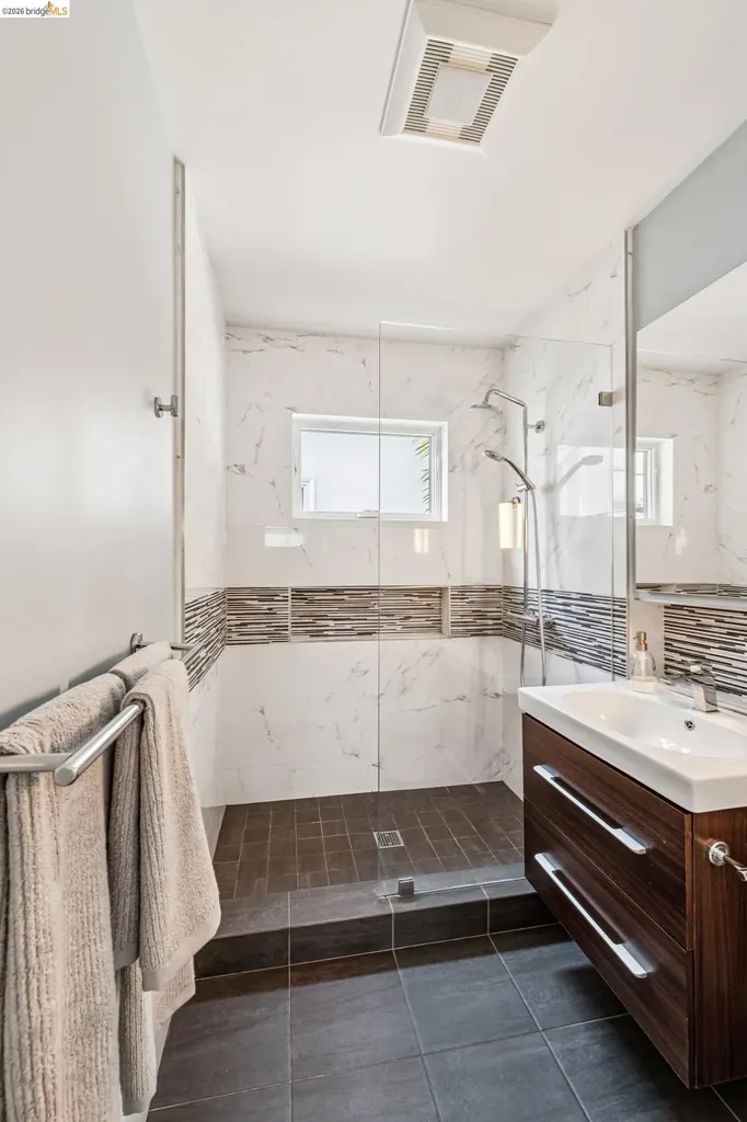 1066 Bayview Avenue Oakland CA 94610