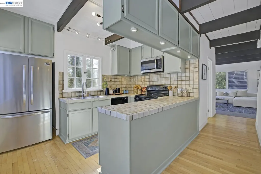 6956 Sayre Drive Oakland CA 94611