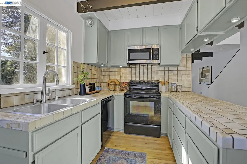 6956 Sayre Drive Oakland CA 94611