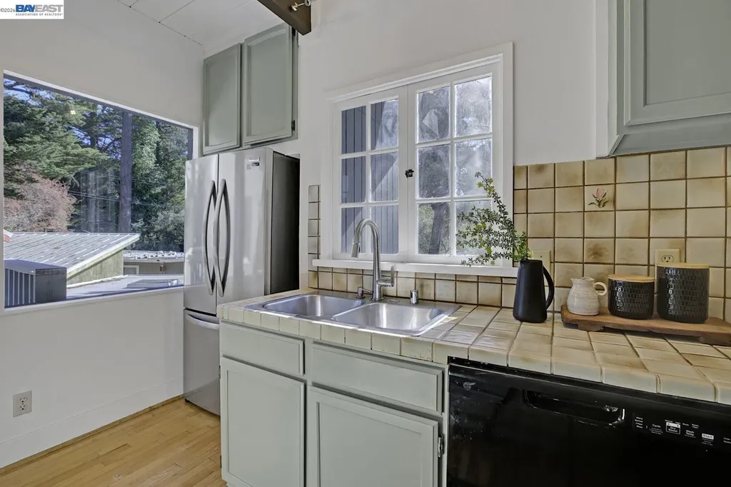 6956 Sayre Drive Oakland CA 94611