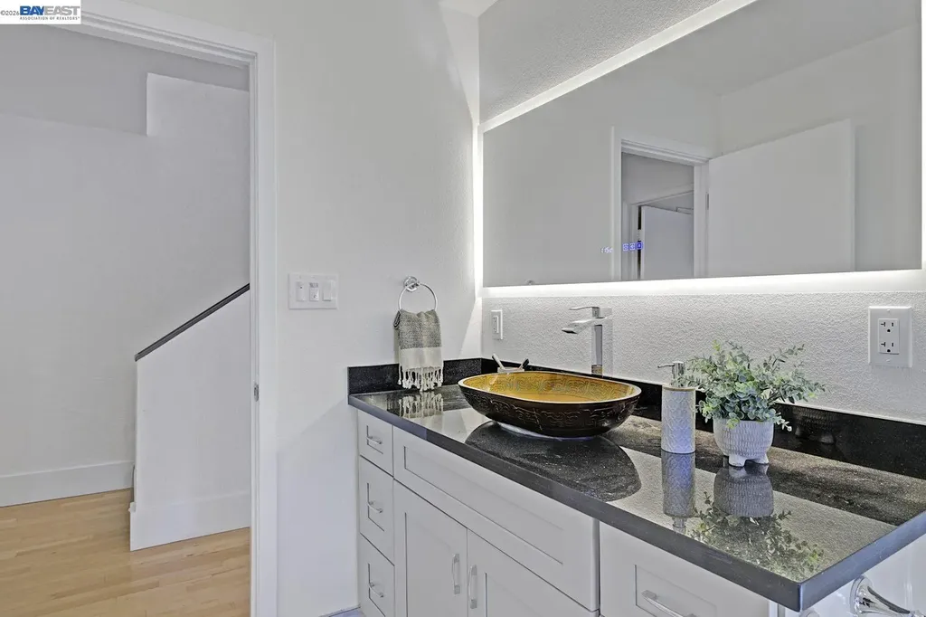 6956 Sayre Drive Oakland CA 94611