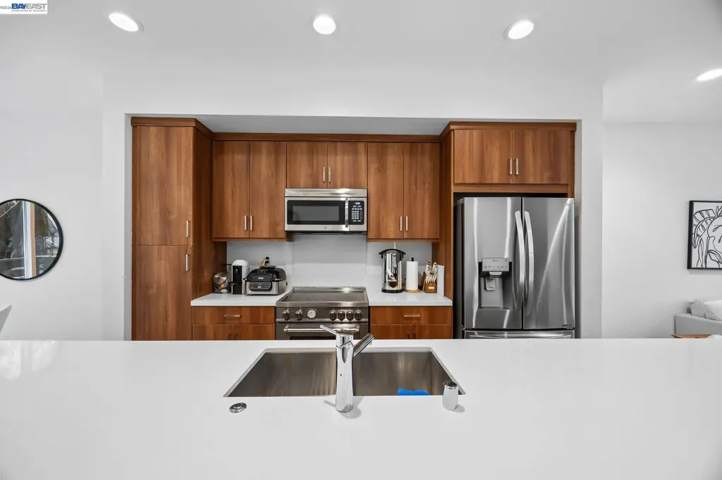 117 Uptown Circle Oakland CA 94607