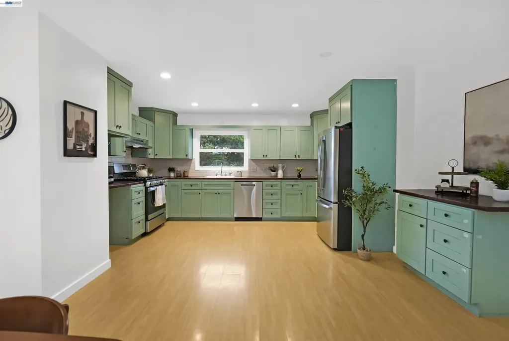 25480 University Court Hayward CA 94542