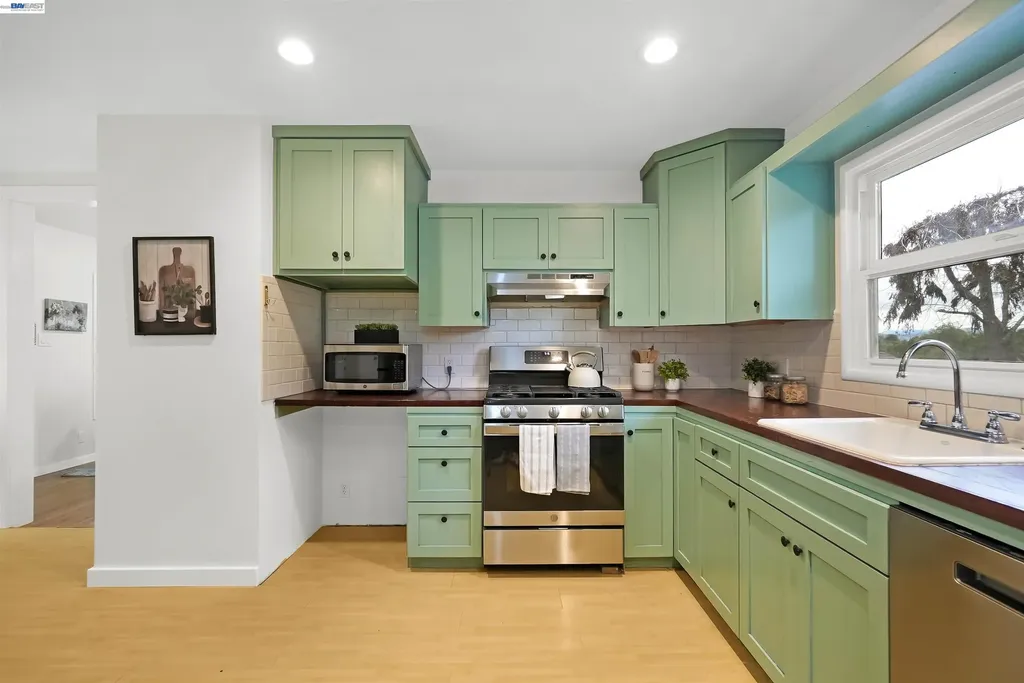 25480 University Court Hayward CA 94542