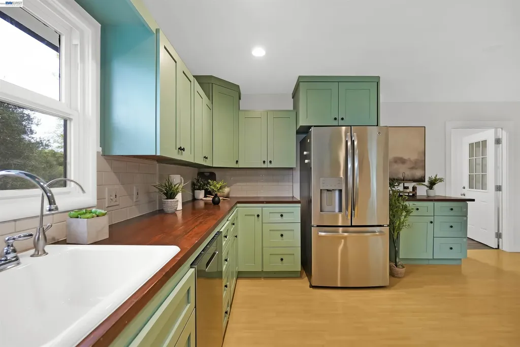 25480 University Court Hayward CA 94542