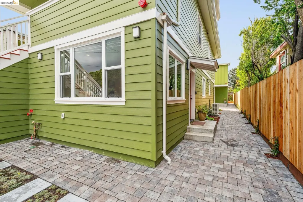 667 Alcatraz Avenue Oakland CA 94609