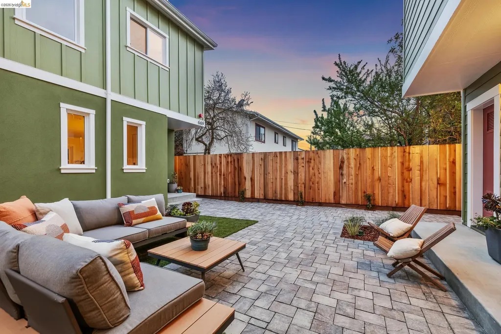 667 Alcatraz Avenue Oakland CA 94609