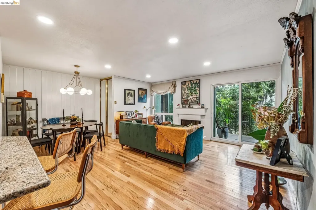 Oakland CA, 199 Montecito Avenue, Unit 105