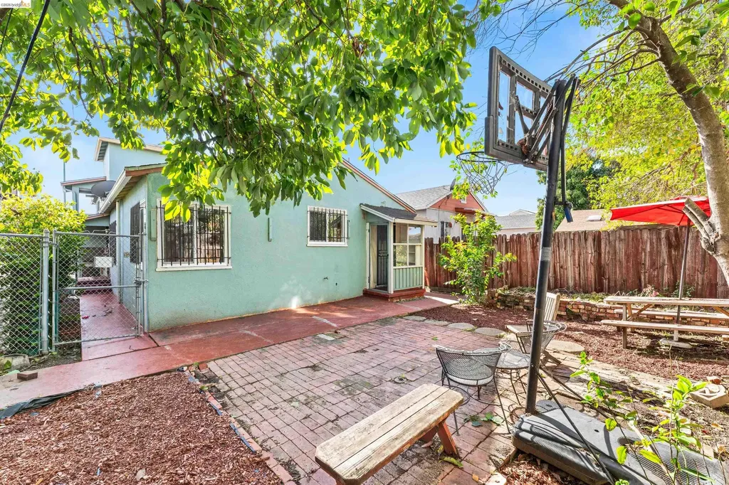 6504 Bancroft Avenue Oakland CA 94605