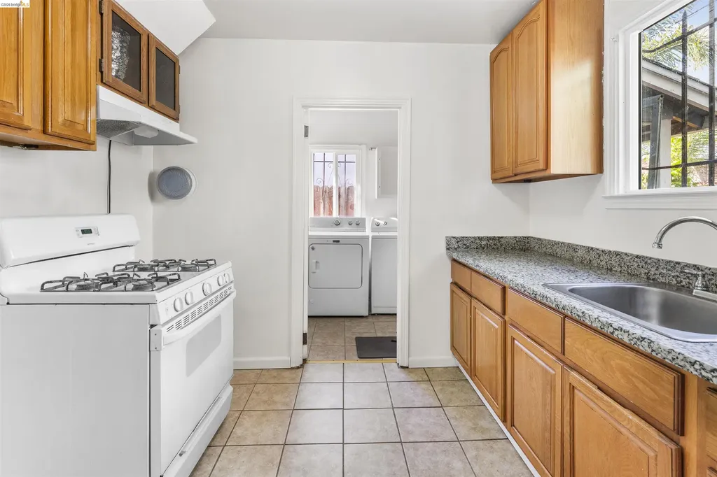 6504 Bancroft Avenue Oakland CA 94605