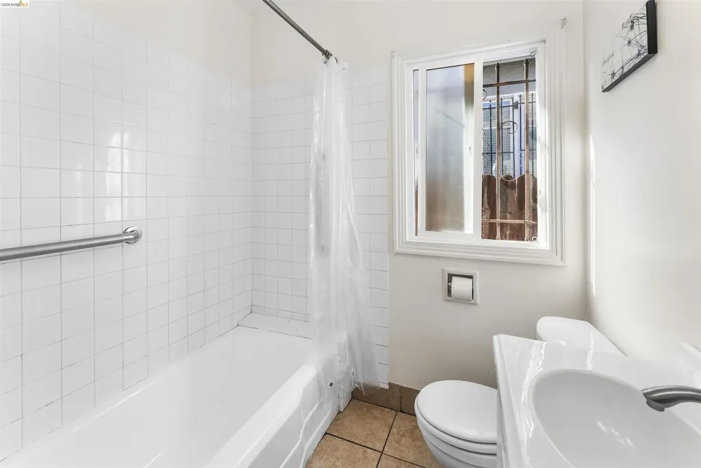 6504 Bancroft Avenue Oakland CA 94605