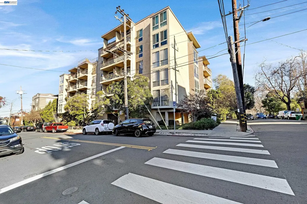 Oakland CA, 771 Kingston Avenue, Unit 104