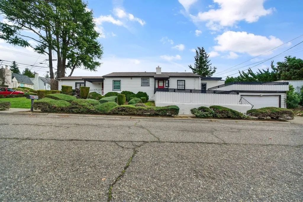 3400 Mirasol Avenue Oakland CA 94605