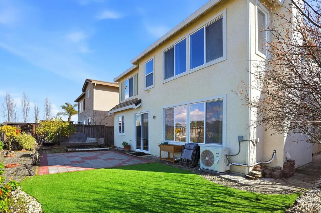 106 White Cap Cove Hercules CA 94547