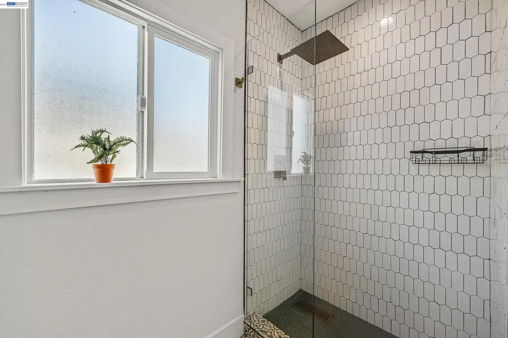 5407 Roberts Avenue Oakland CA 94619