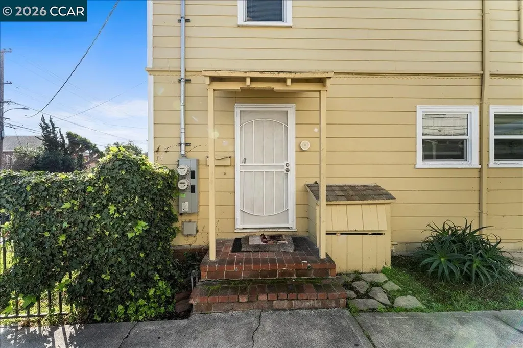 4135-4137 West Street Oakland CA 94608