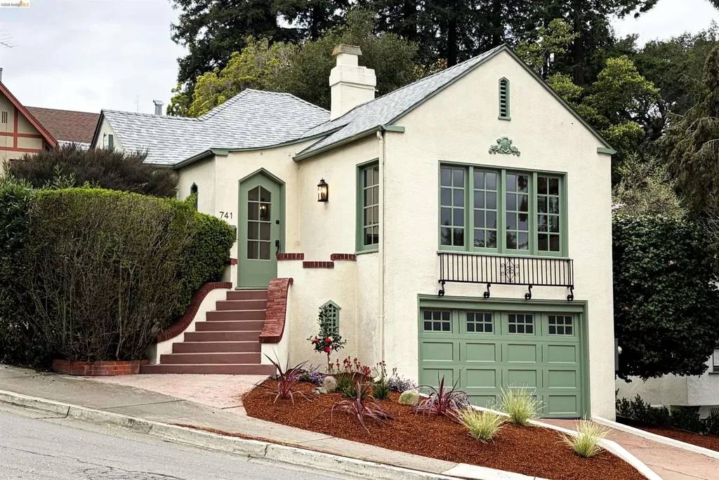 741 Grosvenor Place Oakland CA 94610