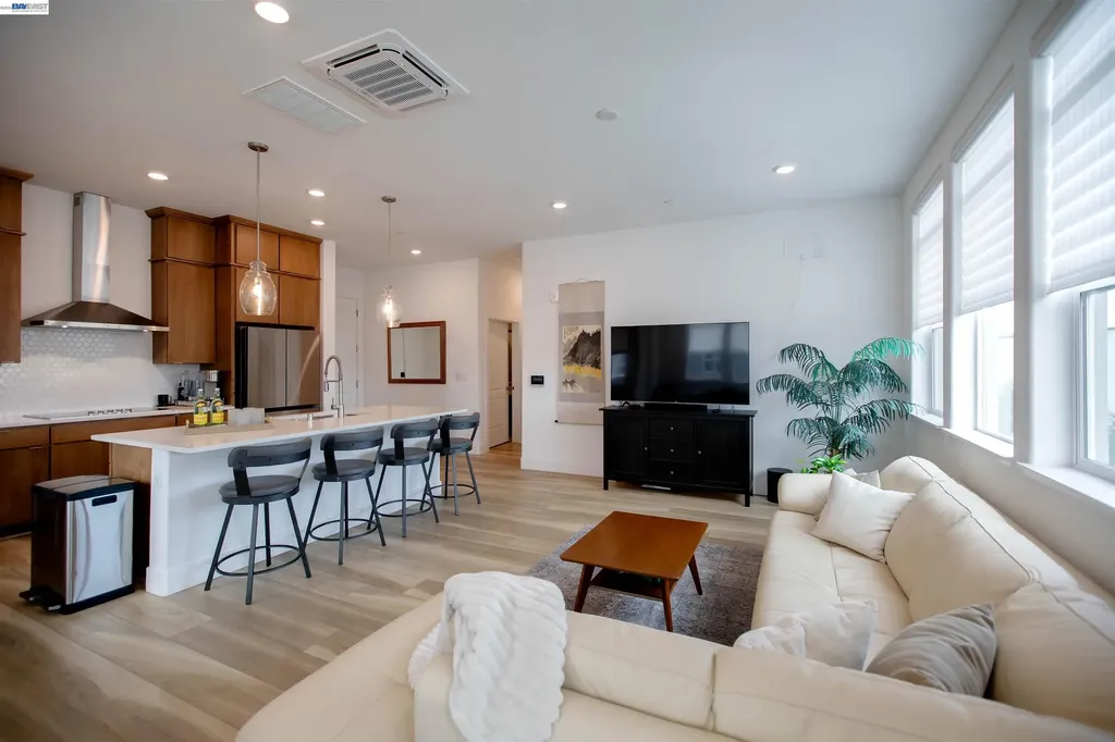 2885 Tradewind Drive Alameda CA 94501