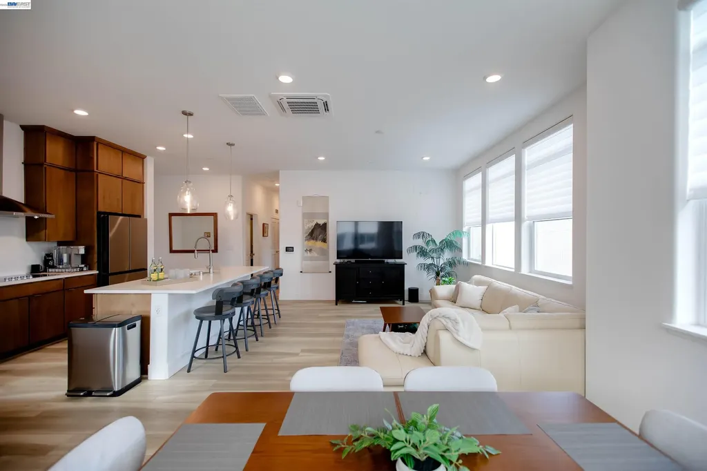 2885 Tradewind Drive Alameda CA 94501