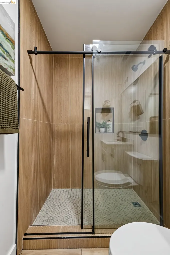 7807 Outlook Avenue Oakland CA 94605