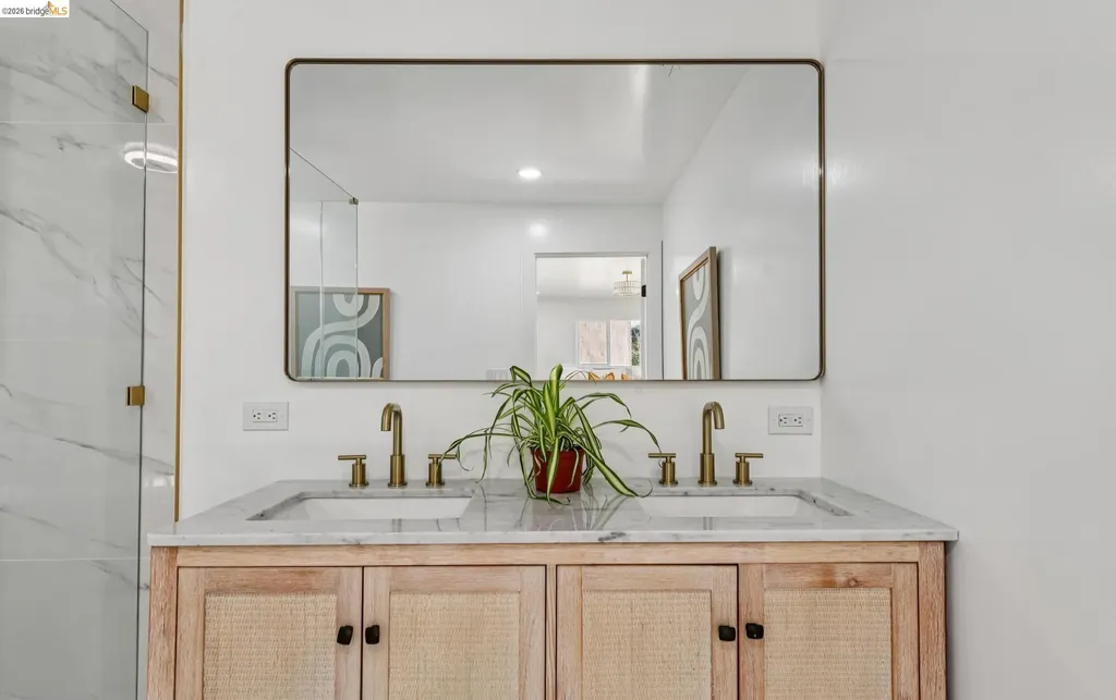 7807 Outlook Avenue Oakland CA 94605