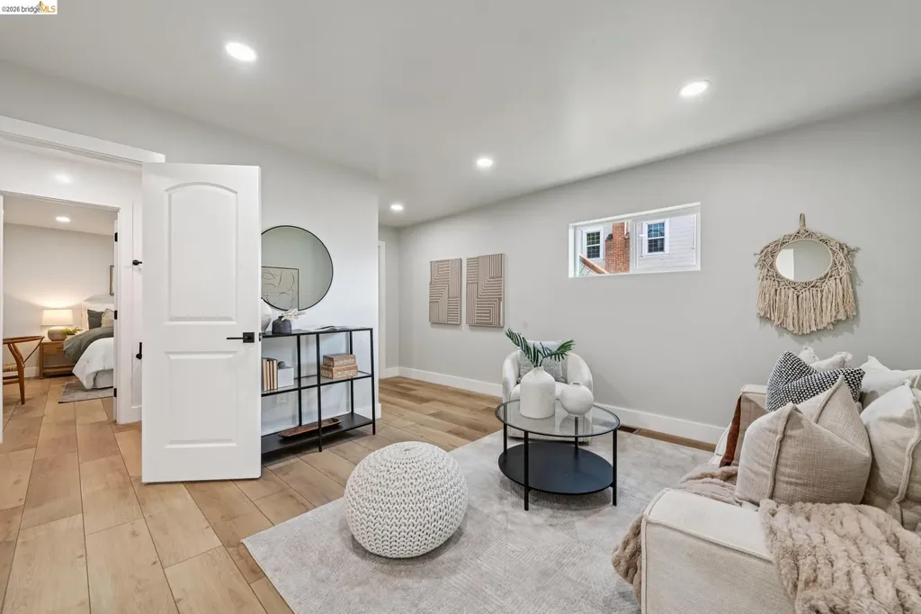 7807 Outlook Avenue Oakland CA 94605