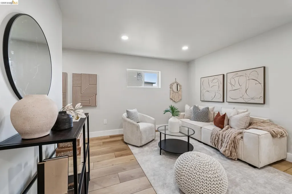 7807 Outlook Avenue Oakland CA 94605