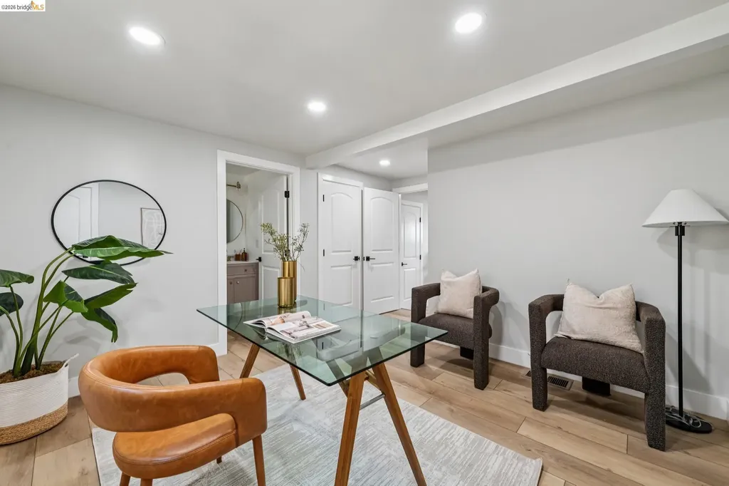 7807 Outlook Avenue Oakland CA 94605