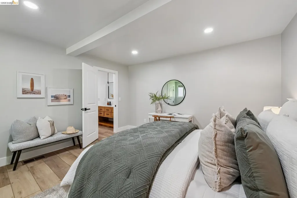 7807 Outlook Avenue Oakland CA 94605