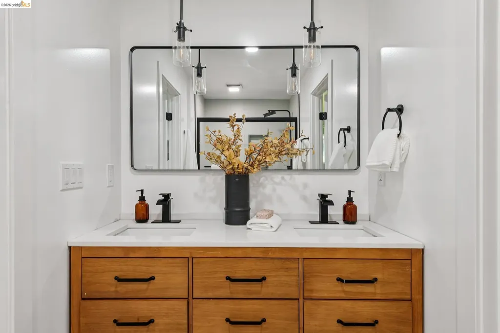 7807 Outlook Avenue Oakland CA 94605