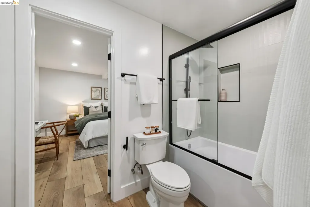 7807 Outlook Avenue Oakland CA 94605