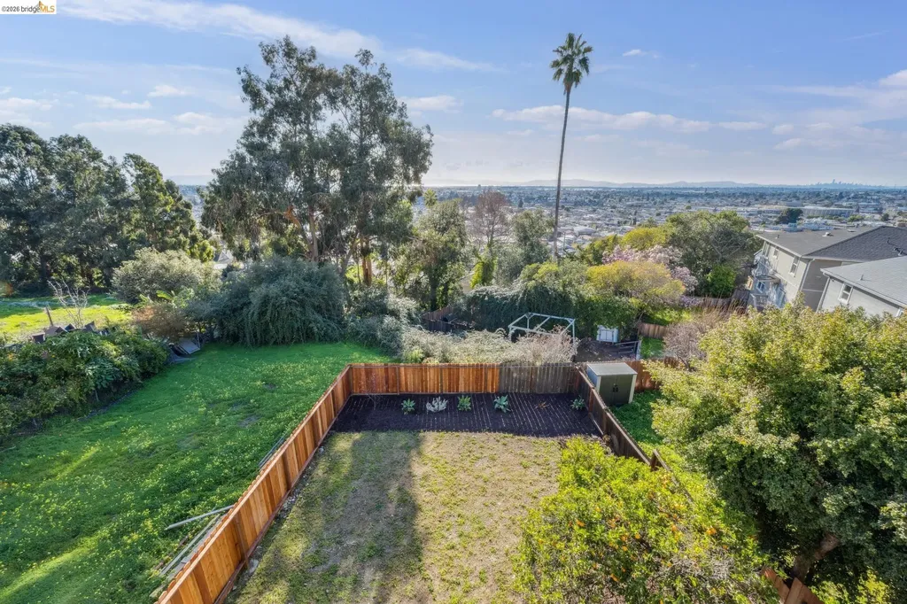 7807 Outlook Avenue Oakland CA 94605