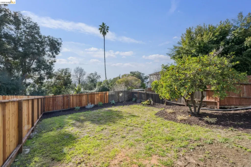 7807 Outlook Avenue Oakland CA 94605