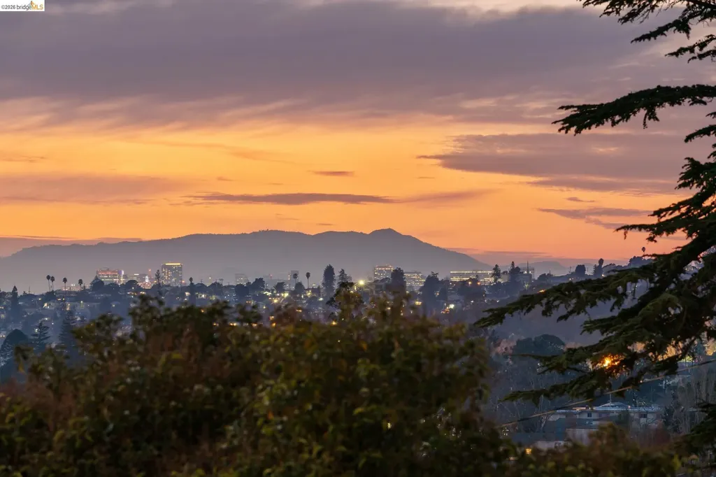 7807 Outlook Avenue Oakland CA 94605